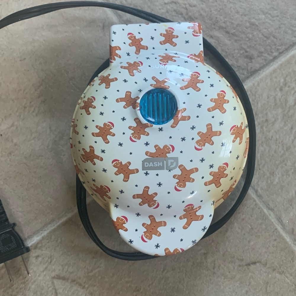 Dash mini Waffle maker in Gingerbread